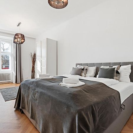 Sky9 Apartments City Center Виена Екстериор снимка
